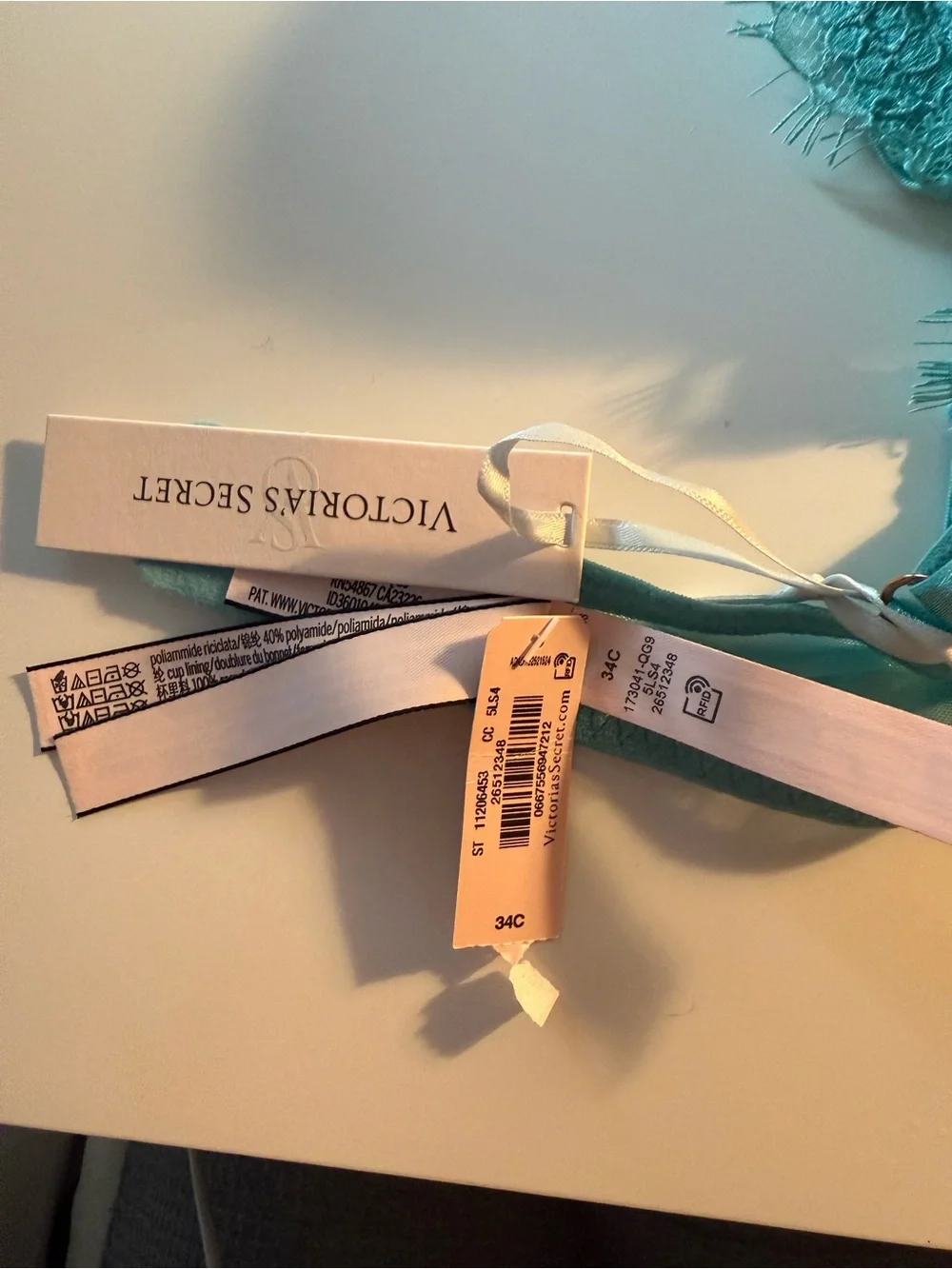 Victoria's Secret Lace Underwire Bra - Picture 5 of 5